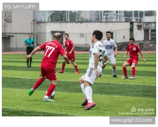 重庆足球队比赛经验引发热议球迷与专家观点大碰撞